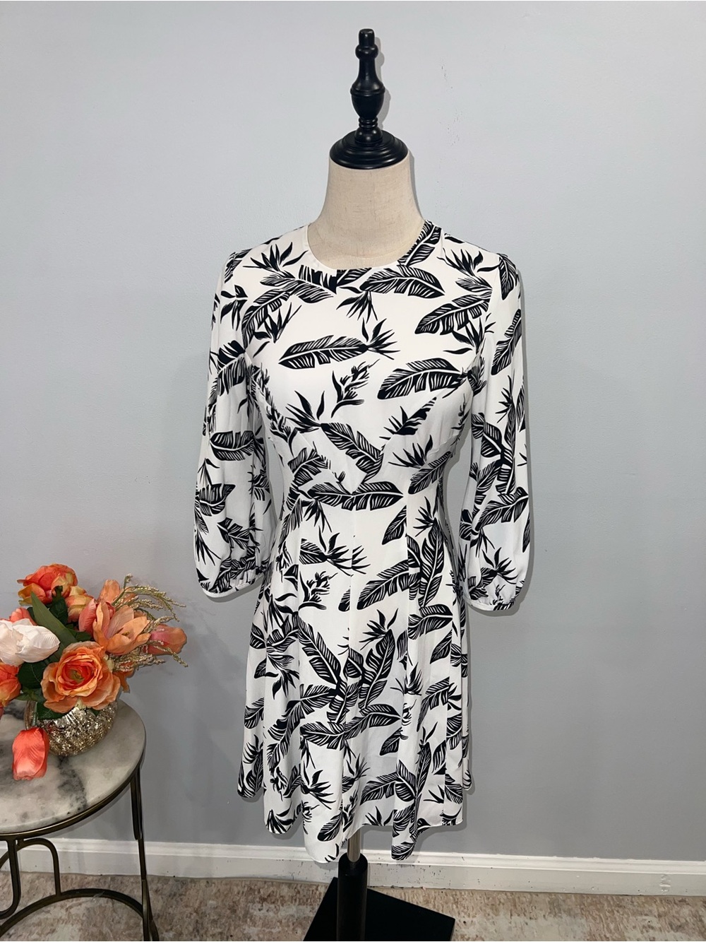 Jay Godfrey White & Black Feather Print Long Sleeve Knee Length Dress - Reemoly